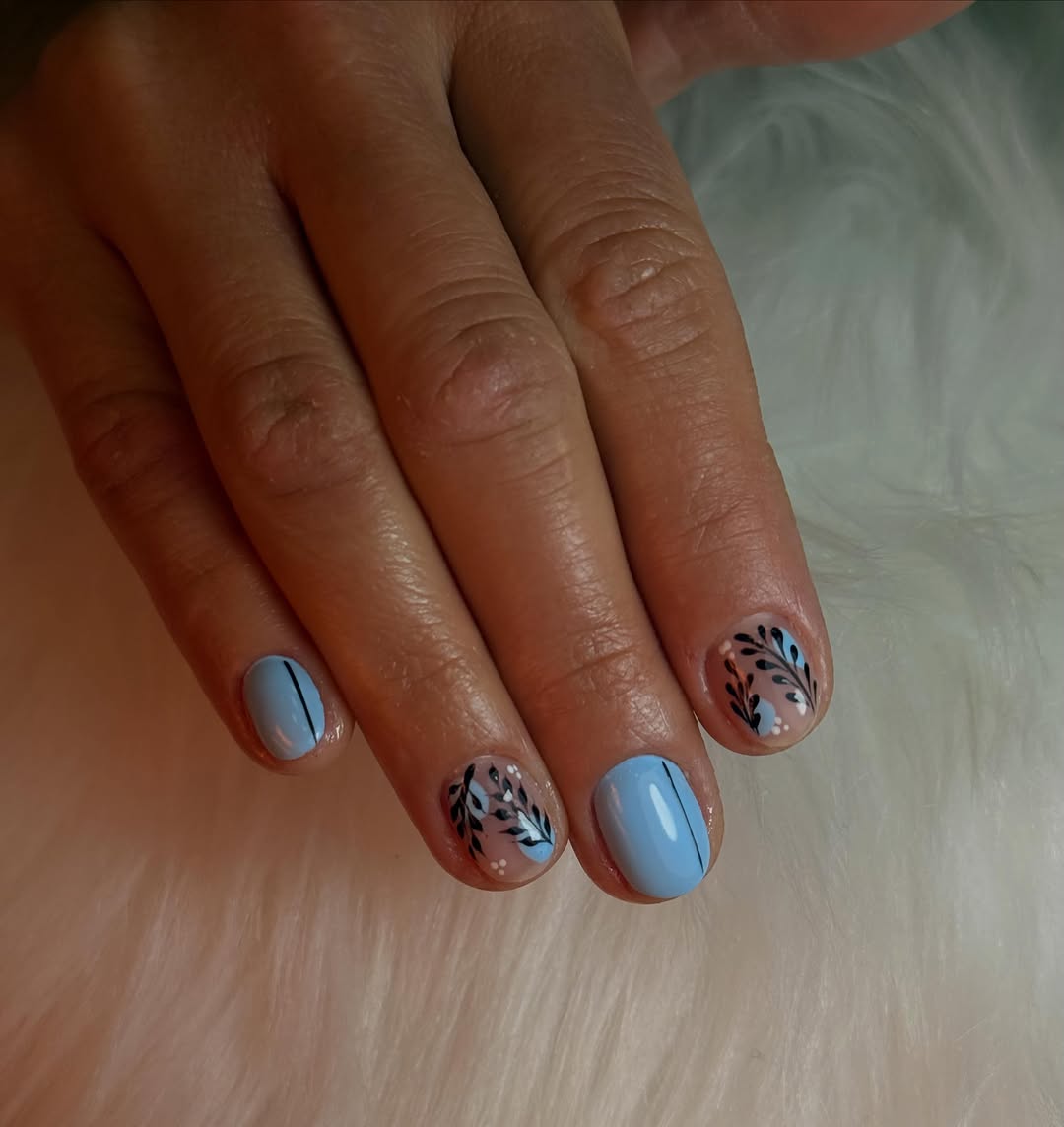 Manicura semipermanente celeste con nail art hecha en La Florida