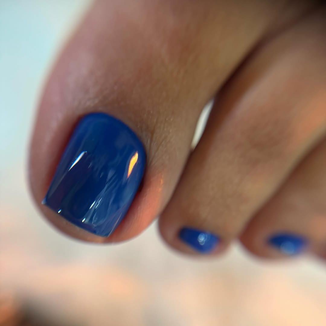 Pedicure azul elegante, esmaltado permanente