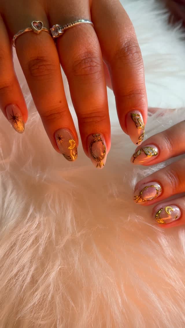Uñas con nail art dorado y detalles