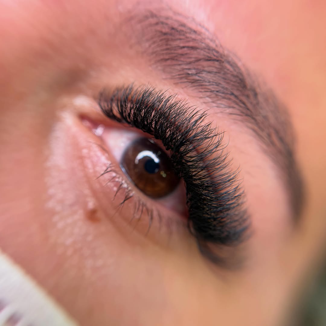 Extensiones de pestañas hechas en Ducximar Beauty Studio, mirada definida