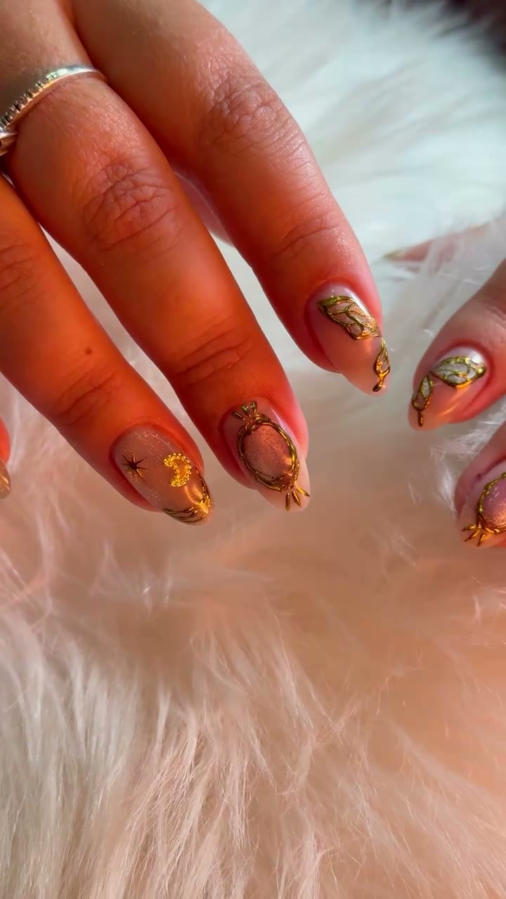 Uñas naturales con recubrimiento y decoración dorada
