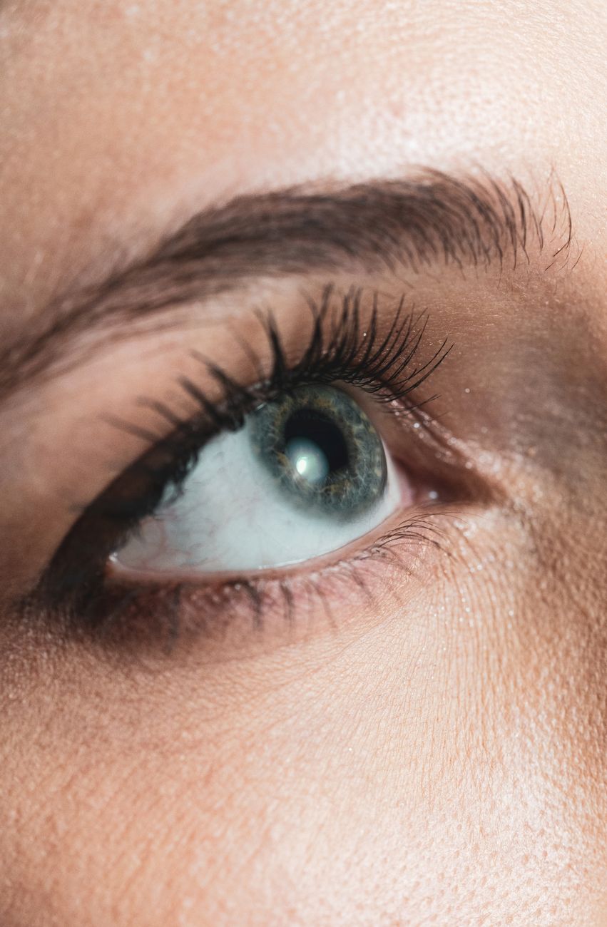 Diseño y perfilado de cejas — imagen referencial
